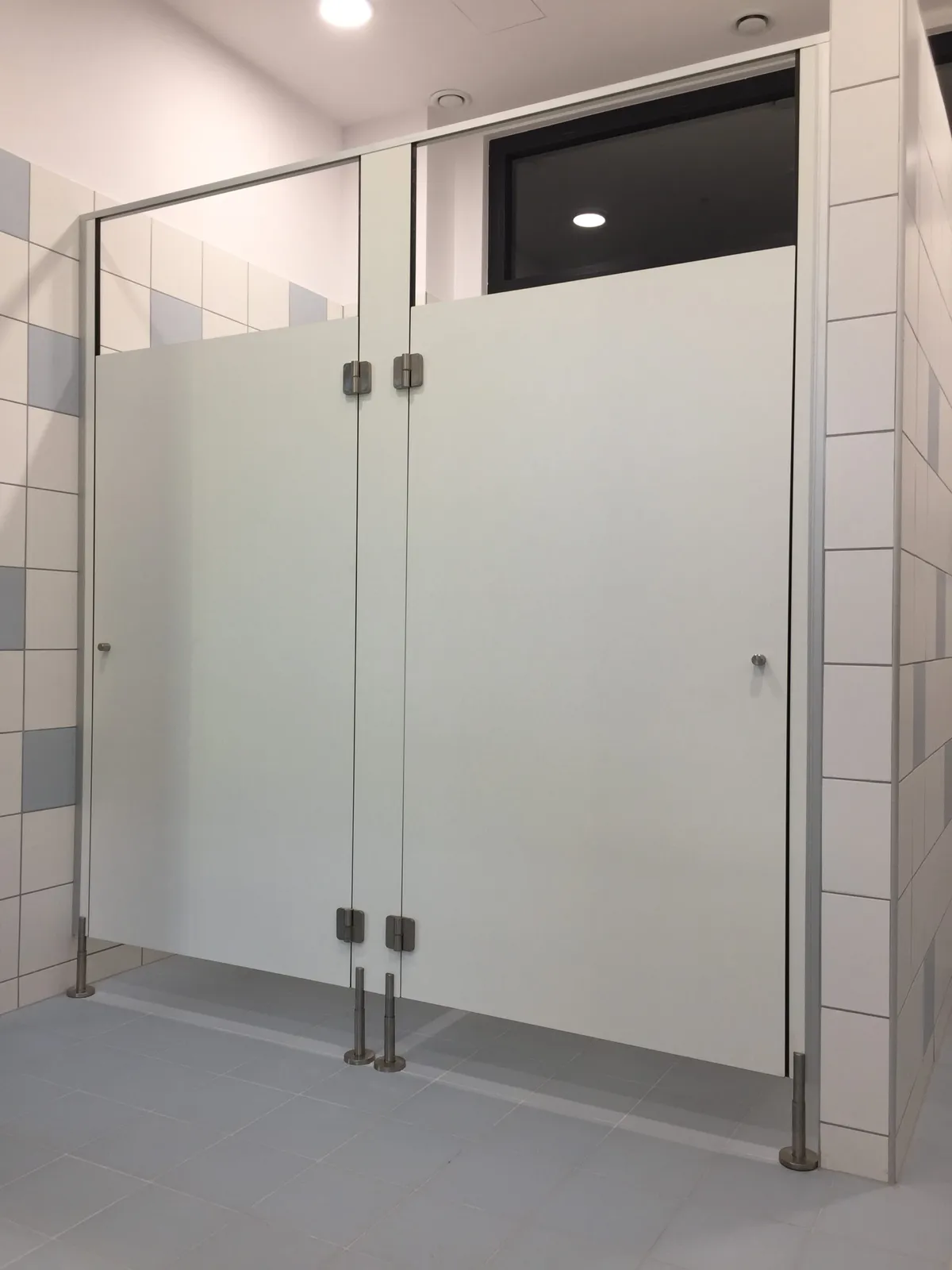 Białe kabiny sanitarne z laminowanej płyty wiórowej LPW